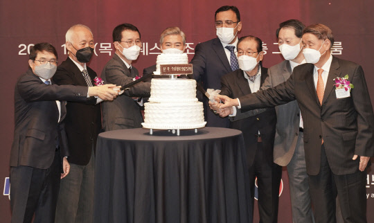 9일 서울 중구 웨스틴조선호텔에서 열린 창립51주년 기념식에서 한국수입협회 전현직 회장 등이 축하케이크를 자르고 있다. 이주태 한국수입협회 18대 회장(사진 왼쪽부터), 최승웅 12대 회장, 문동민 산업통상자원부 무역투자실장, 홍광희 현 협회장, 람지테이무로프 주한 아제르바이잔 대사, 용을식 7대 회장, 김완희 17대 회장, 권순환 16대 회장. 한국수입협회,       [연합뉴스]